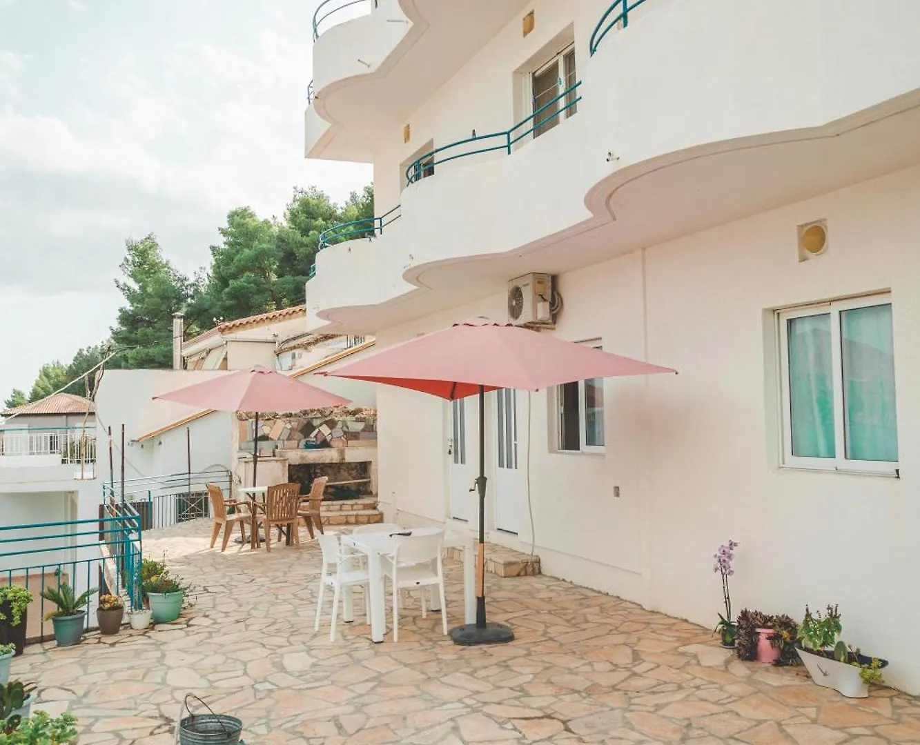Ostello Rooms By The Sea Himare Albania