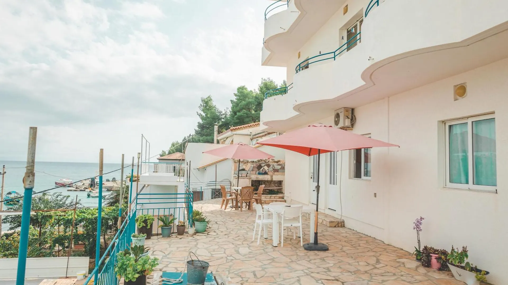 Ostello Rooms By The Sea Himare Albania
