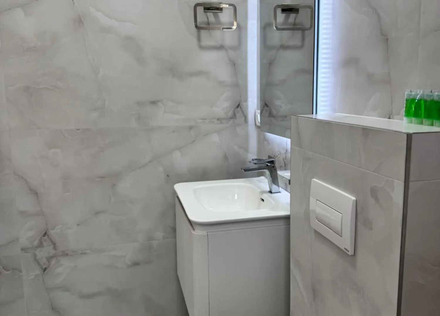 Ostello Rooms By The Sea Himare